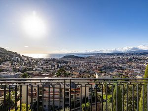 Nice - Mont-Boron - 2/3 pièces traversant à rafraîchir  garage en sus