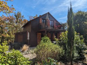 Spacieux chalet en bois de 3 chambres situé sur le terrain de golf près de Sarlat