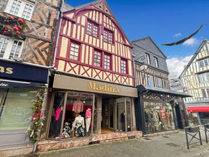 Local commercial BERNAY centre-ville