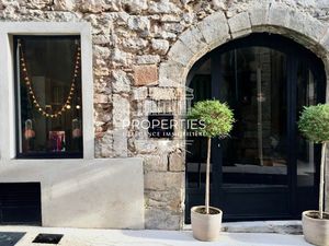 HYERES - PARCOURS DES ARTS - MURS COMMERCIAUX RENOVES DE 54 M²