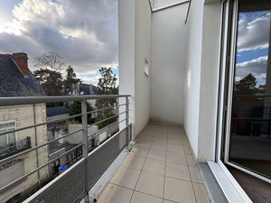 Appartement T1 de 31 m² avec terrasse et loggia en étage élevé d'une résidence récente ave