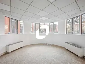 A LOUER  LOCAUX LIVRES RENOVES