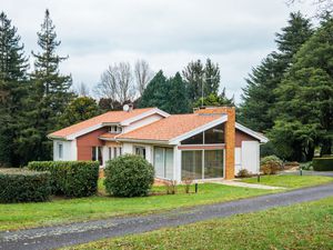 Villa d'architecte rétro en ville  au coeur d'un parc arboré