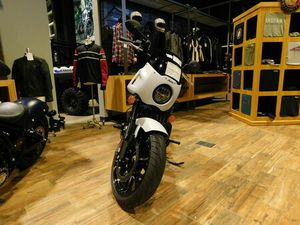 2024 INDIAN MOTORCYCLE® SPORT CHIEF GHOST WHITE METALLIC SMOKE