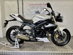 2014 TRIUMPH 675 STREET TRIPLE, 1 OWNER, 10046 MILES A VENDRE