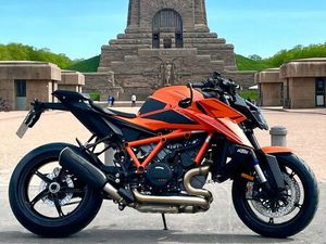 KTM SUPER DUKE 1390 R-EVO BLACK & ORANGE