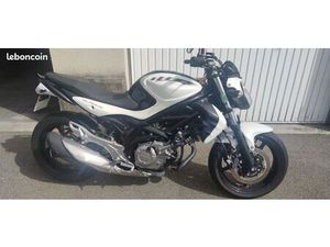 MOTO SUZUKI 650 GLADIUS