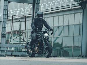 HUSQVARNA 401 SVARTPILEN VITPILEN