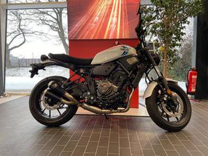 YAMAHA XSR700 HERITAGE WHITE MJ 2022 TAGESZULASSUNG AKRAPOVIC