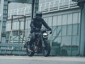 HUSQVARNA 401 SVARTPILEN VITPILEN