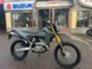 ESILLÄ MYYMÄLÄSSÄ