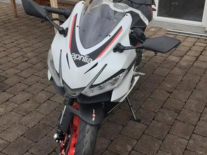 APRILIA RS 457 ABS E5+ WEIß OPALECENT LIGHT NEUFAHRZEUG
