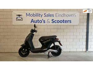 PIAGGIO ONE ELECTRISCHE BROMSCOOTER 60 KM/U NIEUWSTAAT ZWART