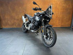 F 900 GS STYLE TRIPLE BLACK TIEFERGELEGT