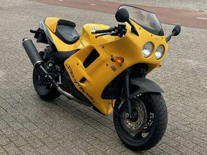 TRIUMPH DAYTONA SUPER THREE GEEL