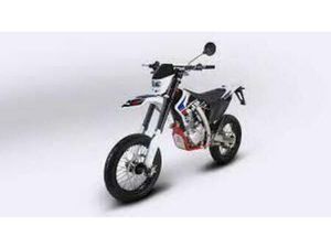 VENDO AJP PR3 125 SUPERMOTO (2019 - 20) NUOVA A MASSAFRA (CODICE 9677473) - MOTO.IT