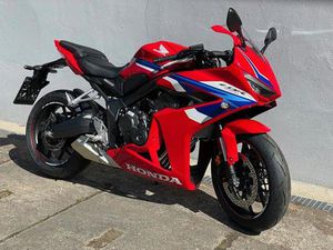 HONDA CBR650R MIT E-CLUTCH IN ROT VERFÜGBAR