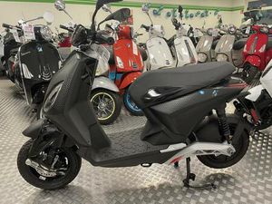 PIAGGIO 1 ACTIVE 125ER E-ROLLER AKKU MOBIL BIS 100 KM AB