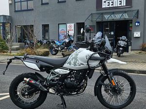 ROYAL ENFIELD HIMALAYAN 450 KAMET WHITE INKL.RALLYT + ZARD