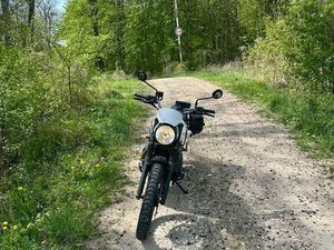 TRIUMPH STREET SCRAMBLER 900