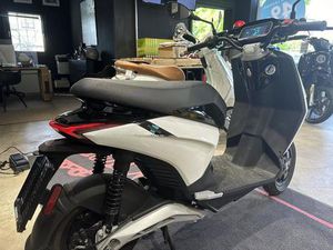 PIAGGIO 1 ACTIVE 125ER E-ROLLER BIS 100 KM REICHWEITE AB