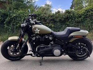 HARLEY-DAVIDSON FAT BOB 114 ÉDITION SPÉCIALE – MINERAL GREEN – 7000 KM – GARANTIE 2026