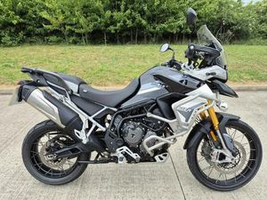 TRIUMPH TIGER 900