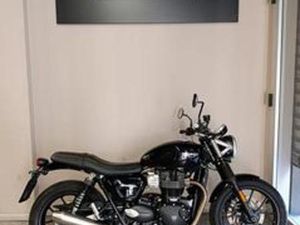TRIUMPH STREET TWIN 900