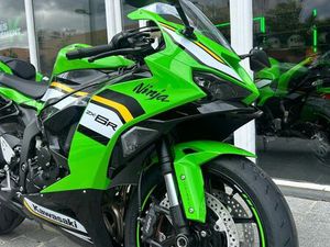 NINJA ZX6R 2025 - 1011 KMS - GARANTIE 4 ANS - COLORIS KRT - 10499 EUROS - DISPONIBLE SOUS 48 H