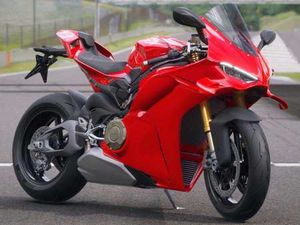DUCATI PANIGALE V4 S NOVINKA 2025 SKLADEM