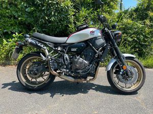 YAMAHA XSR 700 XTRIBUTE MIT AKRAPOVIC
