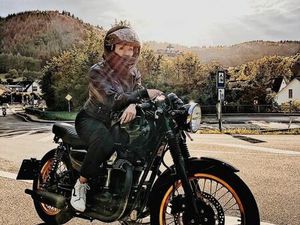 KAWASAKI W800 CUSTOM BIKE