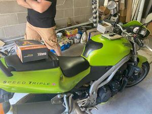 TRIUMPH SPEED TRIPLE 955I VERDE