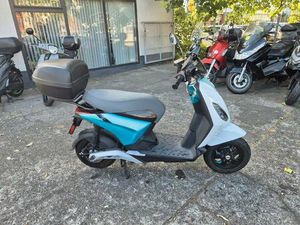 PIAGGIO ONE ACTIVE+ ELEKTROROLLER MIT TOPCASE