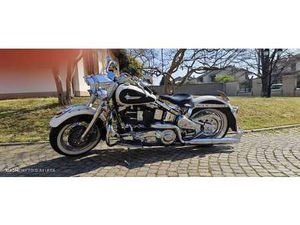 HARLEY-DAVIDSON HERITAGE SOFTAIL È UNA MOTO TOTAL ENTE ACCESSIORIATA BIANCO