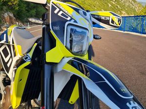 HUSQVARNA 701 SM SUPERMOTO 2022, 2022 GOD.