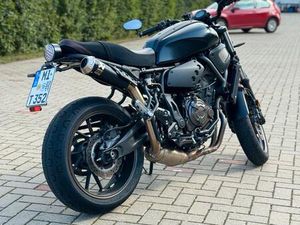 YAMAHA (MT 07) XSR 700 - SCHWARZ - AKRAPOVIC AUSPUFF