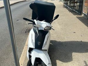 SCOOTER DE LIVRAISON PEUGEOT TWEET 50 CC (2024) – 80 KM – COMME NEUF + CAISSE PRO ENGELS