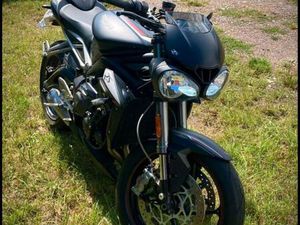 TRIUMPH STREET TRIPLE 765 RS