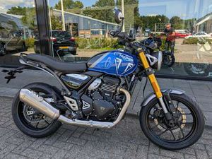TRIUMPH SPEED 400 EN MET 350,- GRATIS ACCESSOIRES! BLAUW
