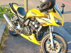 ② MOTO YAMAHA FAZER 600
