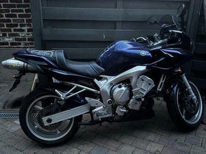 ② YAMAHA FZ6-S 600 EN TRÈS BON ÉTAT