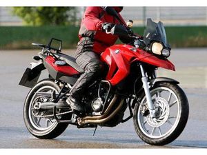 BMW F650 GS TWIN • FLAMMROT – TOP ZUSTAND, BEREIT FÜR ABENTEUER!