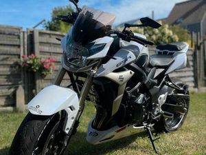 ② SUZUKI GSR 750