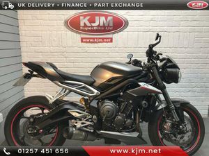 TRIUMPH STREET TRIPLE 765 TRIUMPH RS 765, 2018/18, JUST 7,381 MILES COVERED WITH FSH 765 CC
