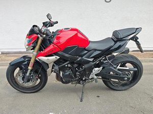 SUZUKI GSR 750