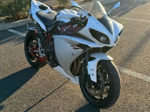 YAMAHA R1