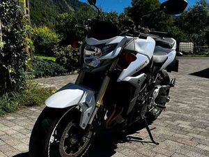 SUZUKI GSR 750 WEIß