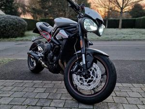 TRIUMPH STREET TRIPLE 765 R – 1ʳᵉ MAIN – 5 720 KM – GRIS MAT – OPTIONS TRIUMPH – ÉTAT IRRÉPROCHABLE