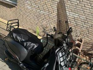 VESPA SPRINT 2023 - ZO GOED ALS NIEUW - VOL OPTIES — SCOOTERS | VESPA — MARKTPLAATS